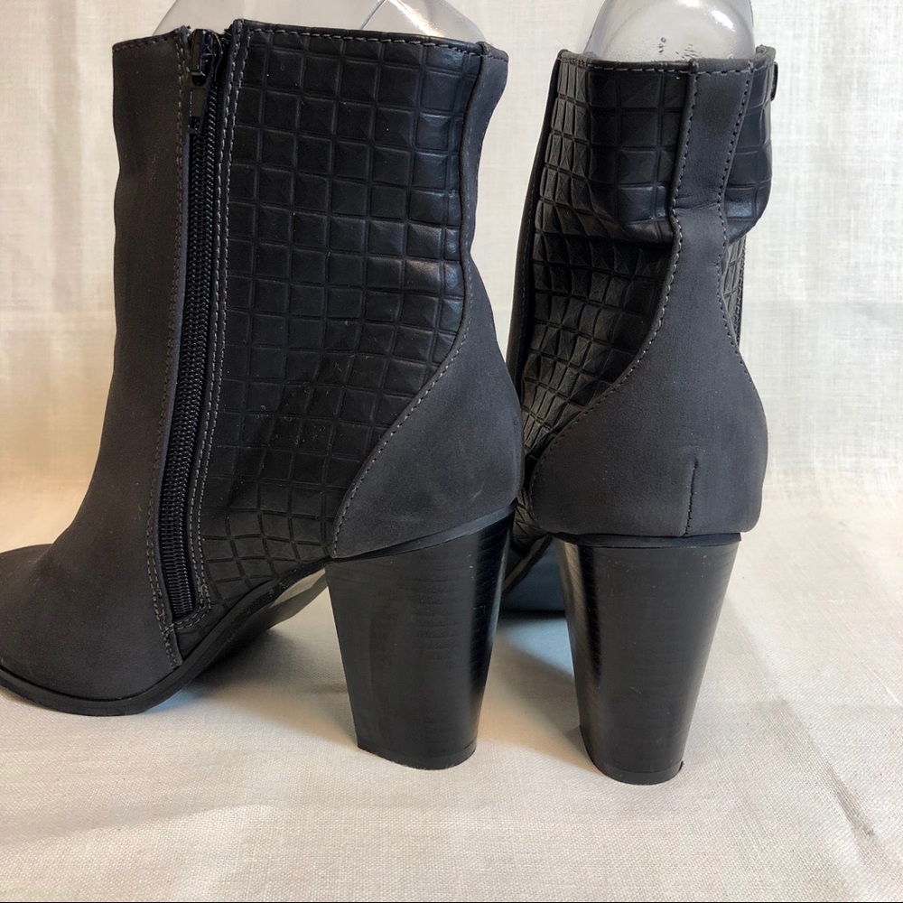 Leila Stone Faux Suede Grey Ankle Booties Sz 9 - Picture 2 of 5